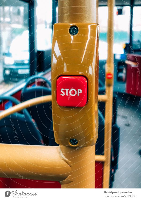 Bushaltestelle in London PKW Reisebus Verkehr Knöpfe stoppen Mechanismus Großbritannien Öffentlicher Personennahverkehr Nahaufnahme vertikal Signal Ausflug