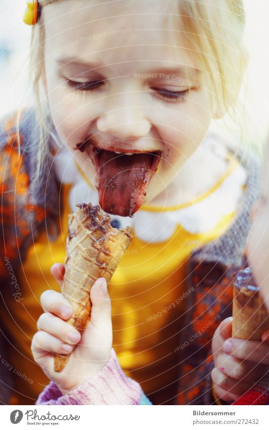 mine is yours,too! Schokolade Waffel Ernährung Essen Slowfood Freude Glück Gesundheit Zufriedenheit Oktoberfest Kind Mädchen Kindheit Gesicht Mund 1 Mensch