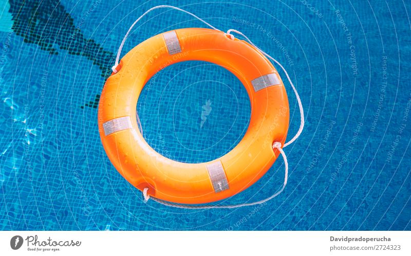 Lebensretter im Schwimmbad Rettungsboje Sicherheit sicher Im Wasser treiben Sonnenlicht Schwimmsport Hilfsbereitschaft Unterstützung Boje SOS Sommer Notfall