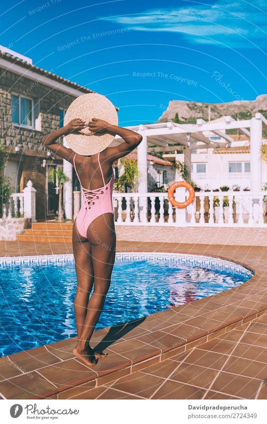 Schwarze Frau entspannt im Urlaub feminin Junge Frau Jugendliche Erwachsene Körper Gesäß 1 Mensch 18-30 Jahre Schwimmen & Baden schwarz urwüchsig Afrikanisch