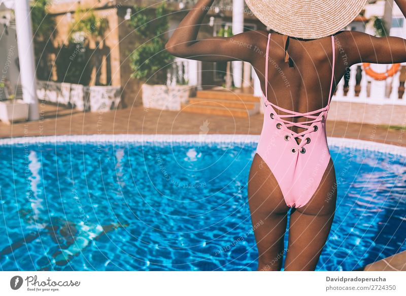 Schwarze Frau entspannt im Urlaub feminin Junge Frau Jugendliche Erwachsene Körper Beine Fuß 1 Mensch 18-30 Jahre Schwimmen & Baden schwarz urwüchsig