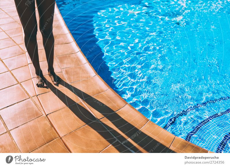 Frauenbeine machen einen Schatten am Poolrand. feminin Junger Mann Jugendliche Erwachsene Körper Beine Fuß 1 Mensch 18-30 Jahre Schwimmen & Baden Spanien