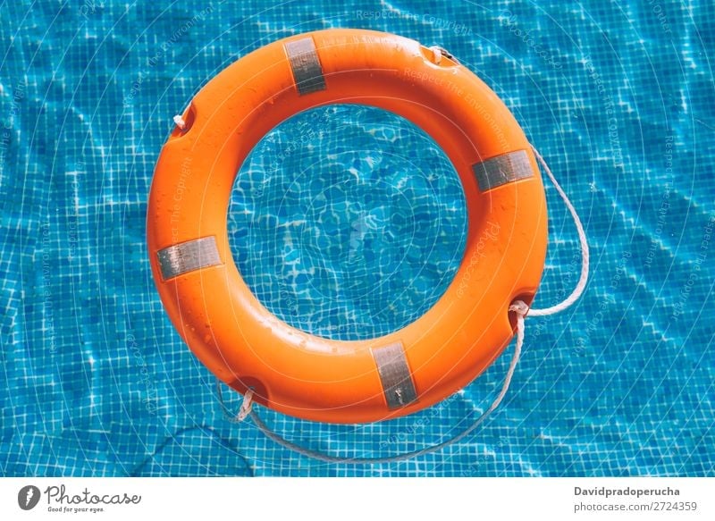 Lebensretter im Schwimmbad Rettungsboje Sicherheit sicher Im Wasser treiben Sonnenlicht Schwimmsport Hilfsbereitschaft Unterstützung Boje SOS Sommer Notfall