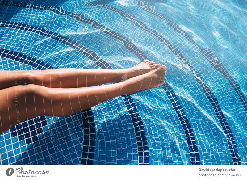 Schwarze Frauenbeine in einem Schwimmbad schwarz Sommer Sonnenbad Barfuß Beine Pediküre Erholung Haut Schwimmsport Bräune Wasser Freizeit & Hobby Erotik