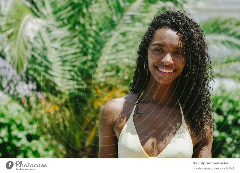 Porträt einer exotischen schwarzen Frau in Badebekleidung urwüchsig Beautyfotografie niedlich Mädchen attraktiv Jugendliche Karibik Afrikanisch tropisch Palme