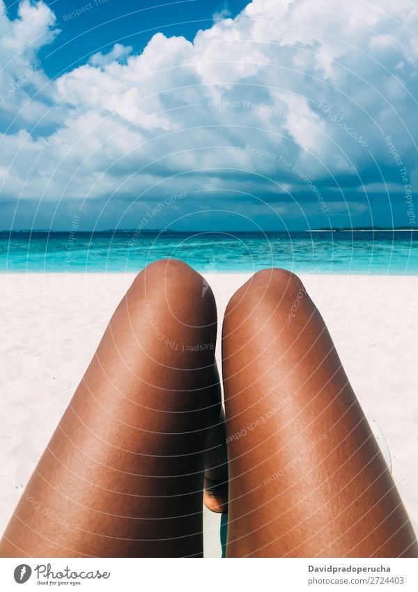 Malediven Insel Luxus Resort Strand mit Frauenbeinen Beine Ferien & Urlaub & Reisen Lagune Idylle Reichtum Landschaft Küste tropisch Paradies exotisch Riff