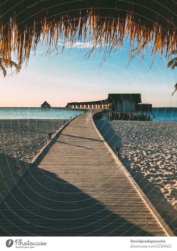 Malediven Insel Luxus Strand Resort Sonnenuntergang Anlegestelle Ferien & Urlaub & Reisen Lagune Idylle Reichtum Landschaft Küste tropisch Paradies exotisch