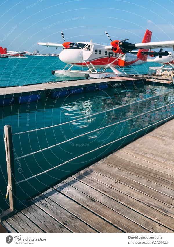 Wasserflugzeug am Pier geparkt auf den Malediven Schwimmerflugzeug Fluggerät Verkehr Anlegestelle Ferien & Urlaub & Reisen Im Wasser treiben Etage Taxi Sommer
