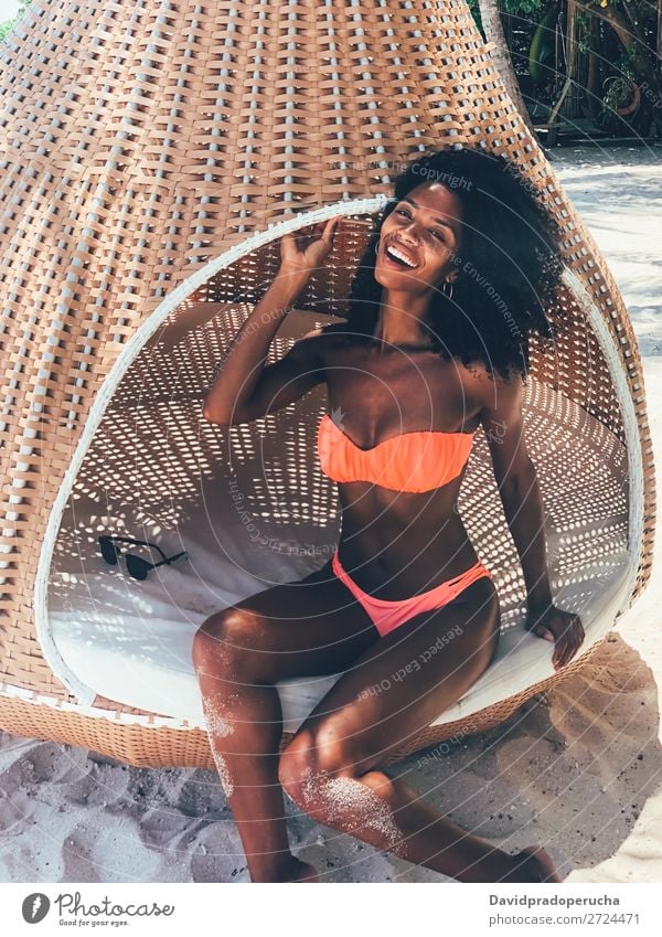Frau auf der Malediveninsel Strandhängematte Afrikanisch urwüchsig schwarz Mädchen Bräune Ferien & Urlaub & Reisen Sand Sommer Badebekleidung schön Lächeln