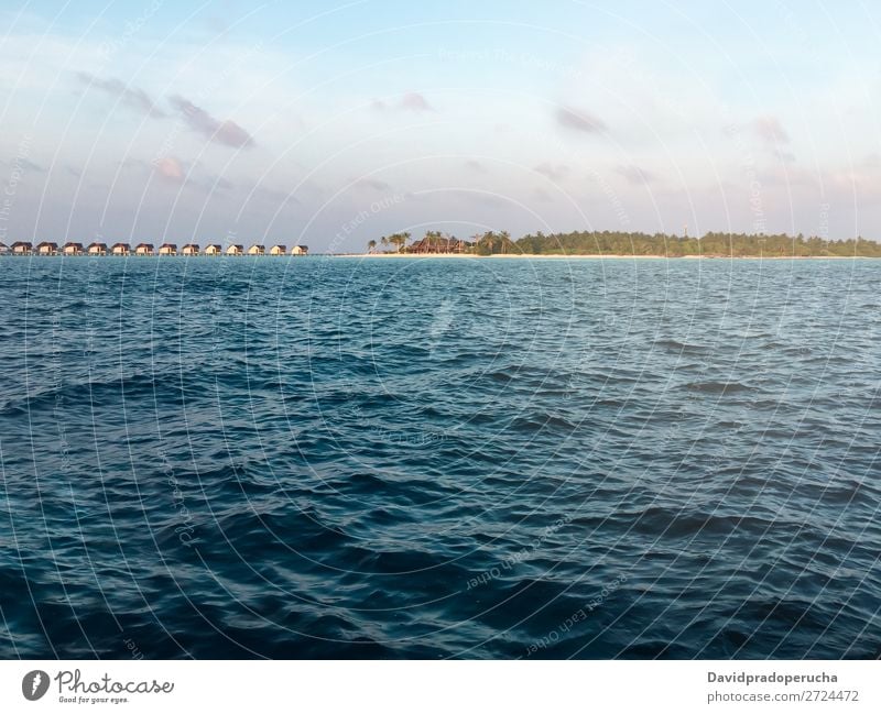 Malediven Insel Luxusresort Ferien & Urlaub & Reisen Lagune Idylle Reichtum Landschaft Küste tropisch Paradies exotisch Riff Aussicht Atoll Indischer Ozean