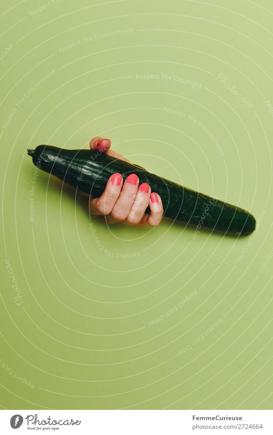 Hand of a woman holding a cucumber feminin 1 Mensch ästhetisch Lebensmittel Ernährung Gesunde Ernährung Phallussymbol Penis fruchtbar Gemüse Gurke Kraft Finger