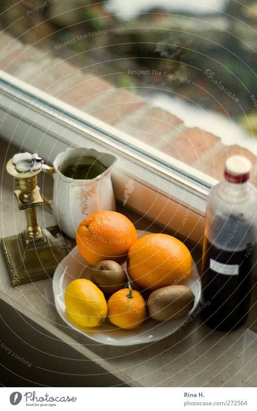 Küchenstill III Frucht Orange Kiwi Zitrone Saft Teller Fenster Häusliches Leben authentisch Fensterbrett Kerzenständer Farbfoto Innenaufnahme Menschenleer