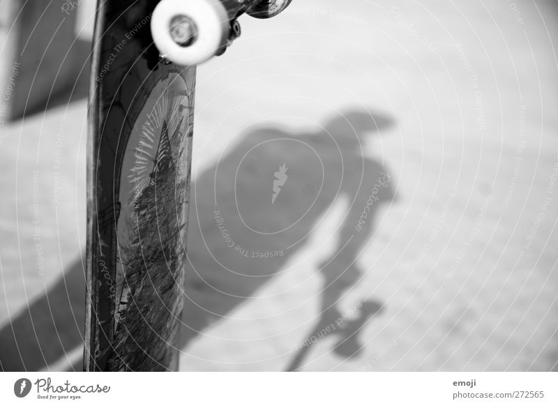 sk8 Freizeit & Hobby Skateboarding Sport 1 Mensch Beton Schwarzweißfoto Außenaufnahme Textfreiraum rechts Tag Licht Schatten Kontrast Silhouette