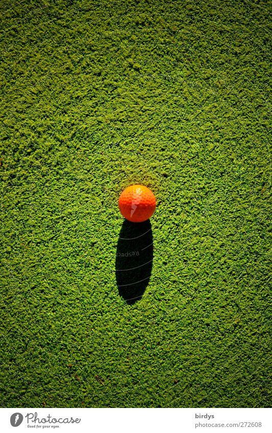 Spielball Golf Golfball leuchten rund grün orange Mittelpunkt Sport Sportrasen Kunstrasen Kugel 1 Schatten Objektfotografie Textfreiraum oben Textfreiraum unten