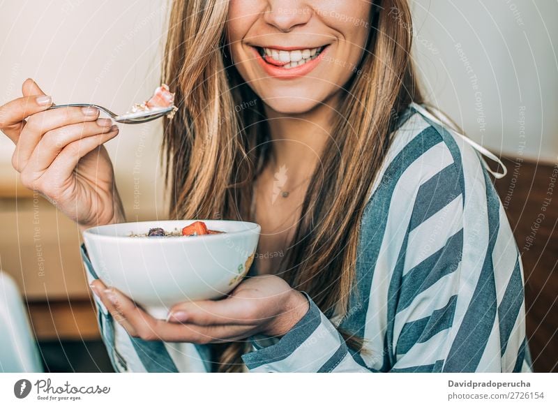 Getreidefrau aus der Nähe beim Essen von Hafer und Früchten Schüssel zum Frühstück Schalen & Schüsseln Frau Müsli Haferbrei Hand Feldfrüchte anonym unkenntlich