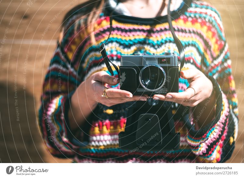 beschnittene Frau mit alter Kamera und buntem Pullover altehrwürdig Fotokamera retro Jugendliche Anschnitt Rolle anonym unkenntlich Porträt Fotografie