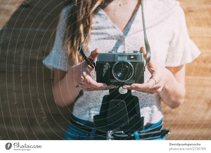 beschnittene Frau mit alter Kamera altehrwürdig Fotokamera retro Jugendliche Anschnitt Rolle anonym unkenntlich Porträt Fotografie vereinzelt Beautyfotografie