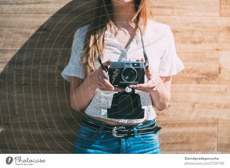 Beschnittene Frau mit alter alter Kamera altehrwürdig Fotokamera retro Jugendliche Anschnitt Rolle anonym unkenntlich Porträt Fotografie vereinzelt