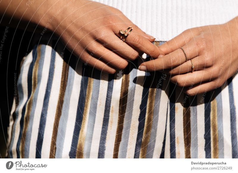 Zuschneiden von Frauenhänden mit Ringen auf der Straße Hand Nahaufnahme Porträt Jugendliche hübsch Nägel Maniküre Stadt Feldfrüchte Anschnitt anonym unkenntlich