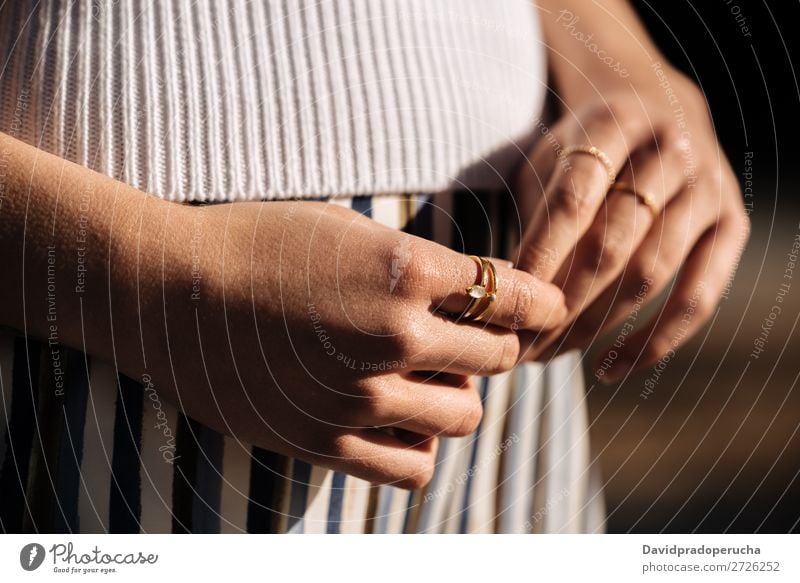 Zuschneiden von Frauenhänden mit Ringen auf der Straße Hand Nahaufnahme Porträt Jugendliche hübsch Nägel Maniküre Stadt Feldfrüchte Anschnitt anonym unkenntlich