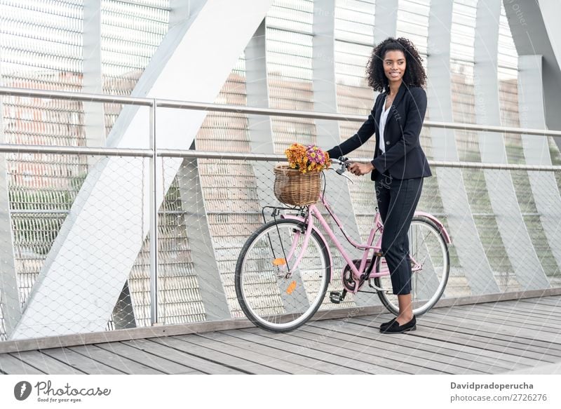 Geschäftsschwarze Frau mit Vintage-Fahrrad in einer Brücke Business Fahrradfahren altehrwürdig Person gemischter Abstammung Großstadt Jugendliche Mensch Anzug
