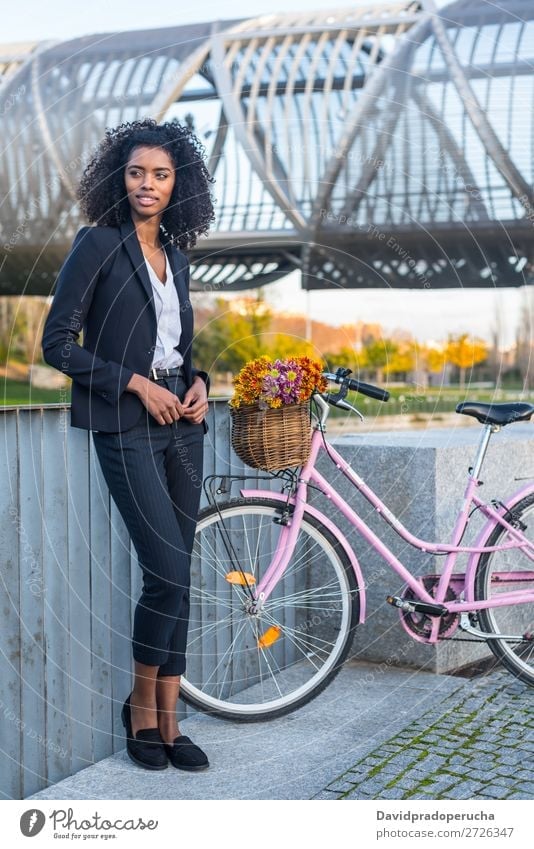 Business schwarze Frau mit Vintage-Fahrrad Fahrradfahren altehrwürdig Person gemischter Abstammung Großstadt Jugendliche Mensch Anzug Straße Behaarung