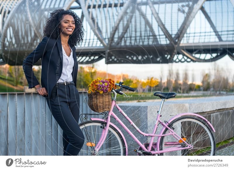 Business schwarze Frau mit Vintage-Fahrrad Fahrradfahren altehrwürdig Person gemischter Abstammung Großstadt Jugendliche Mensch Anzug Straße Behaarung