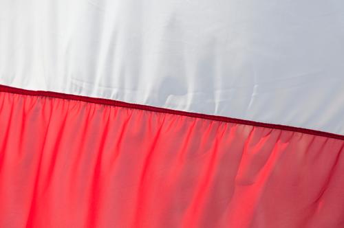 Jetzt geht's los! rot weiß Fahne Polen polnisch Stoff Naht Falte Faltenwurf Nationalflagge Farbfoto Außenaufnahme Menschenleer Textfreiraum oben