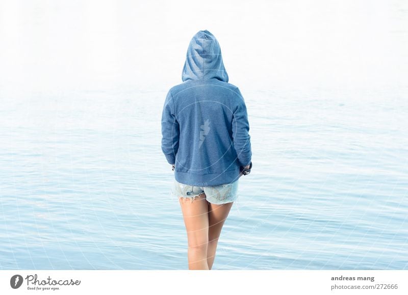 Ruhige Welt Junge Frau Jugendliche 18-30 Jahre Erwachsene Wasser Meer Jeanshose Pullover Erholung Blick stehen warten Unendlichkeit trendy schön dünn blau