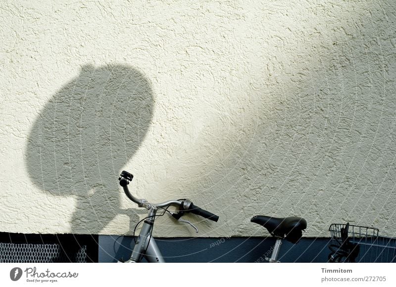Karl in Monnem: Blues Mannheim Mauer Wand Fahrrad Beton Metall stehen fest grau schwarz weiß Gefühle ruhig Schatten anlehnen Farbfoto Gedeckte Farben
