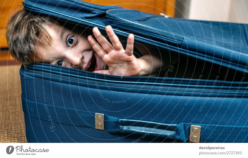 Lustiger Junge lächelt in einem Koffer. Lifestyle Freude Glück Freizeit & Hobby Ferien & Urlaub & Reisen Ausflug Sommer Kind Mensch Mann Erwachsene