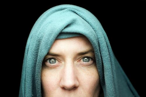 Seeing is believing? Lifestyle Frau Erwachsene Leben Gesicht Frauengesicht Auge 30-45 Jahre Kopftuch Blick außergewöhnlich dunkel nah blau schwarz Gefühle
