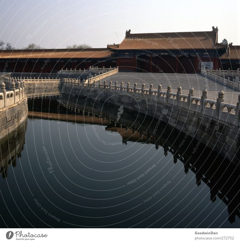 forbidden. Verbotene Stadt Peking China Haus Mauer Wand Fassade schön Wärme Farbfoto Außenaufnahme Menschenleer Tag Licht Schatten Starke Tiefenschärfe Totale