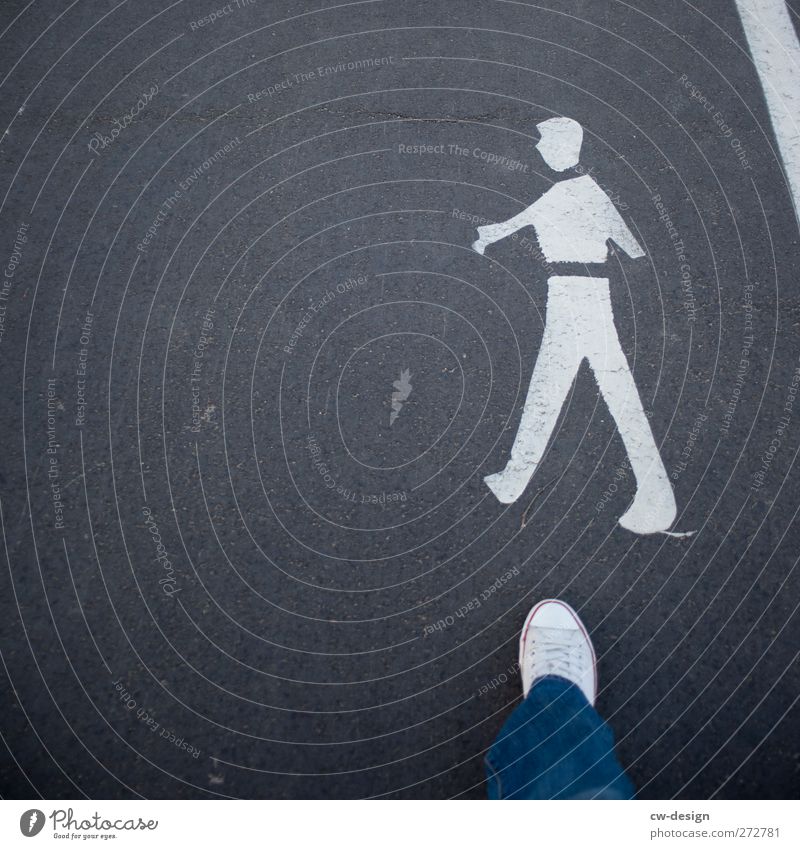 Ein großer Schritt für Lifestyle Stil Mensch maskulin Junger Mann Jugendliche Erwachsene Leben Beine Fuß 1 Verkehrswege Fußgänger Wege & Pfade Verkehrszeichen