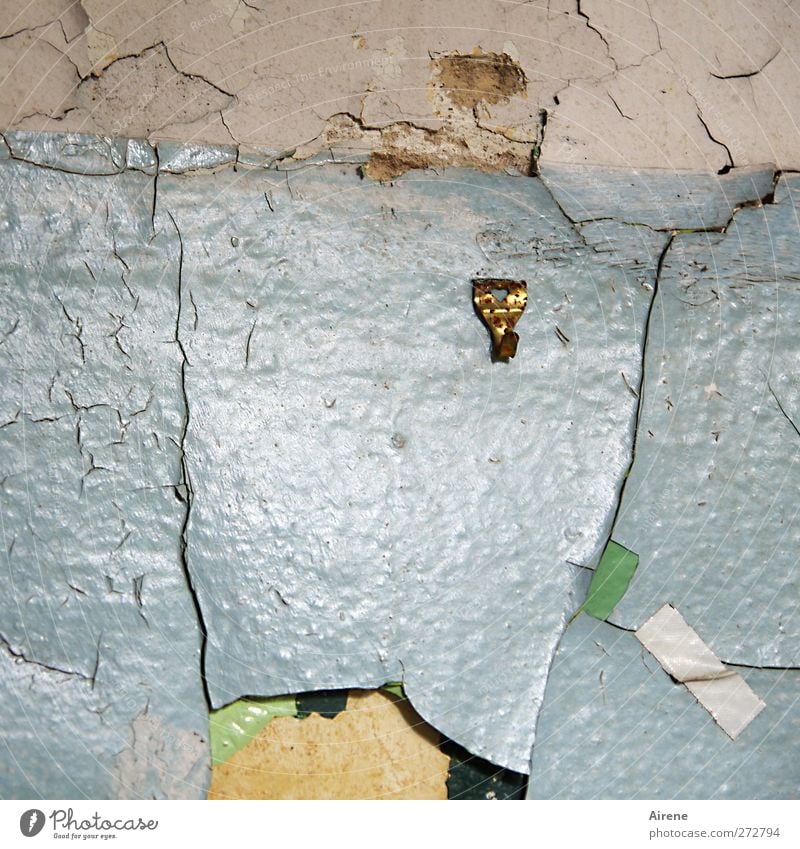 Hier fehlt ein Bild Menschenleer Haus Ruine Gebäude Mauer Wand Metall Kunststoff Zeichen hängen alt kaputt blau braun gold weiß Verfall Vergänglichkeit