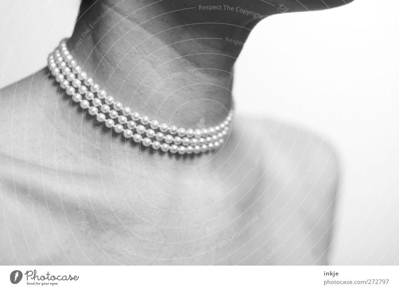 pearls, pearls, pearls schön ausgehen Feste & Feiern Frau Erwachsene Dekolleté Frauenhals 1 Mensch Schmuck Kollier Halskette Perlenkette elegant modern