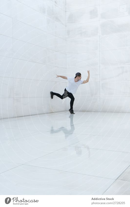 Mann tanzt auf Weiß Tänzer Energie Strukturen & Formen Stil sportlich Erholung Freestyle Tanzen Turnen Studioaufnahme Artist expressiv Flexibilität Jugendliche