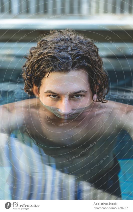 Vertrauenswürdiger Mann im Wasser Schwimmbad Porträt Deckfläche gutaussehend Blick Macho Resort Auge Sommer Ferien & Urlaub & Reisen verführerisch