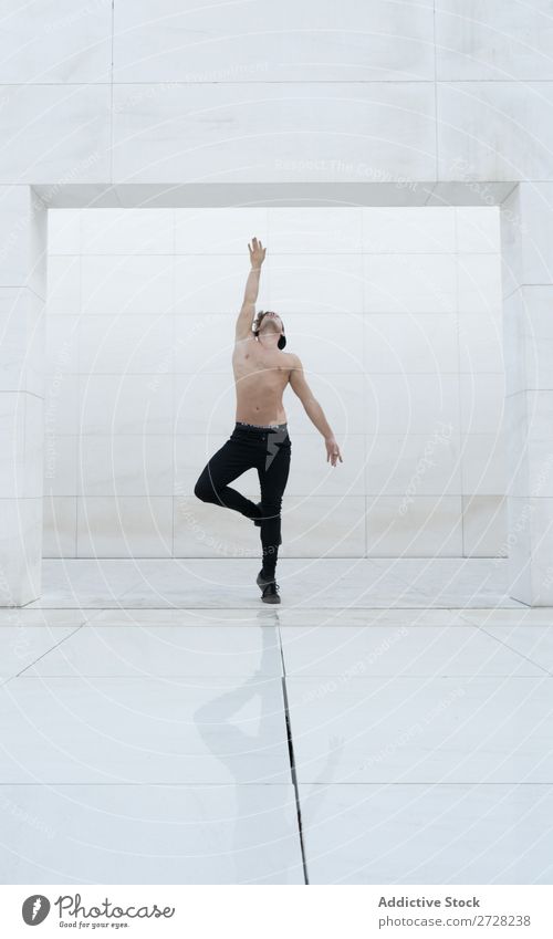 Hemdloser Mann im Sprung springen Studioaufnahme Sport modern Aktion Breakdancer Tänzer Freiheit Entertainment Ausdruck Jugendliche Model Körperhaltung Energie