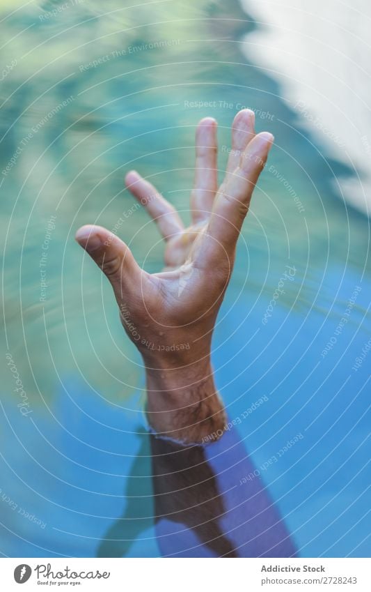 Männliche Hand, die aus der Hand ragt. Schwimmbad Hilfsbereitschaft Risiko ertrinken Wasser Körper herausragen Dringlichkeit untergehen Oberfläche gestikulieren