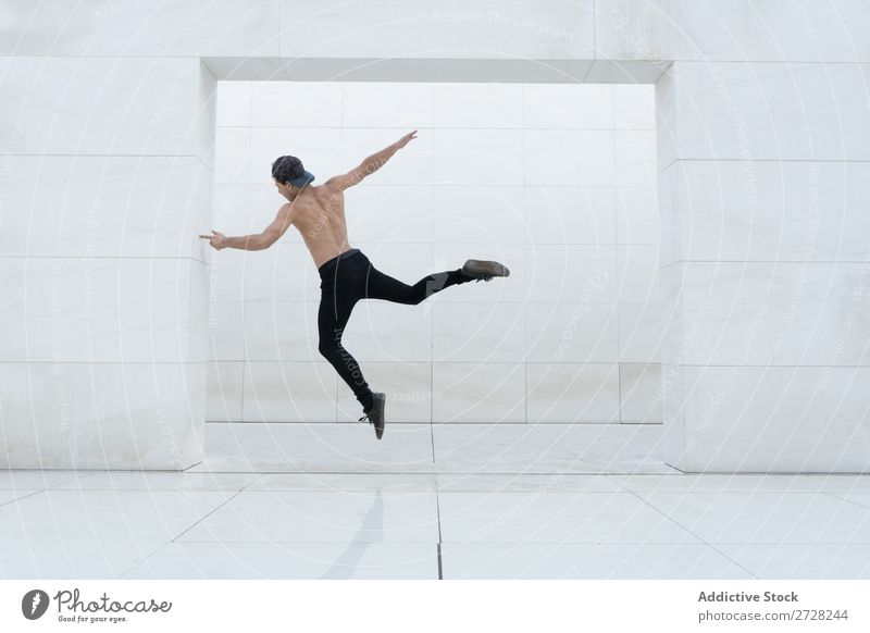 Hemdloser Mann im Sprung springen Studioaufnahme Sport modern Aktion Breakdancer Tänzer Freiheit Entertainment Ausdruck Jugendliche Model Körperhaltung Energie