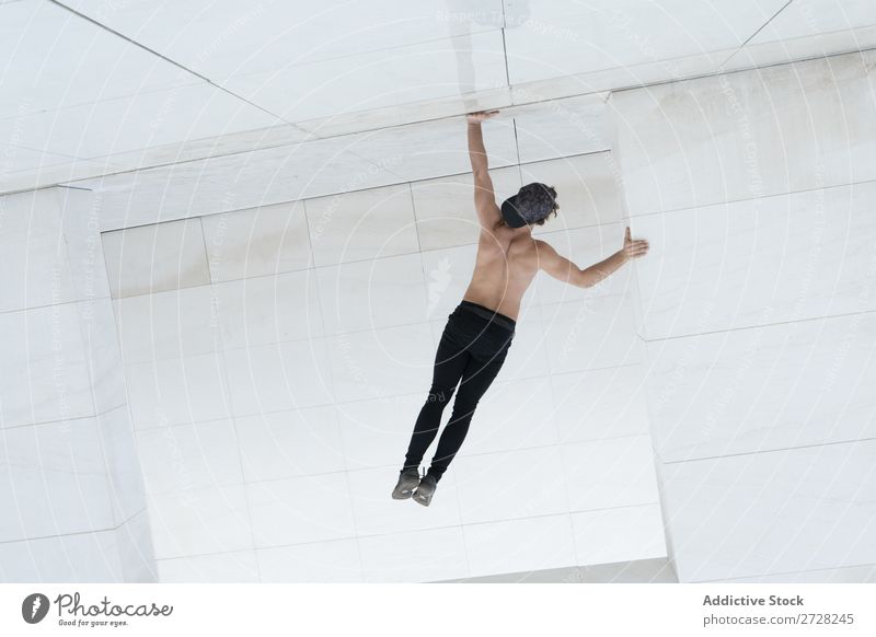 Auf den Kopf gestellte Ansicht des Menschen im Handstand Mann akrobatisch Gleichgewicht expressiv sportlich Lebensfreude Sport Breakdancer Leistung Artist