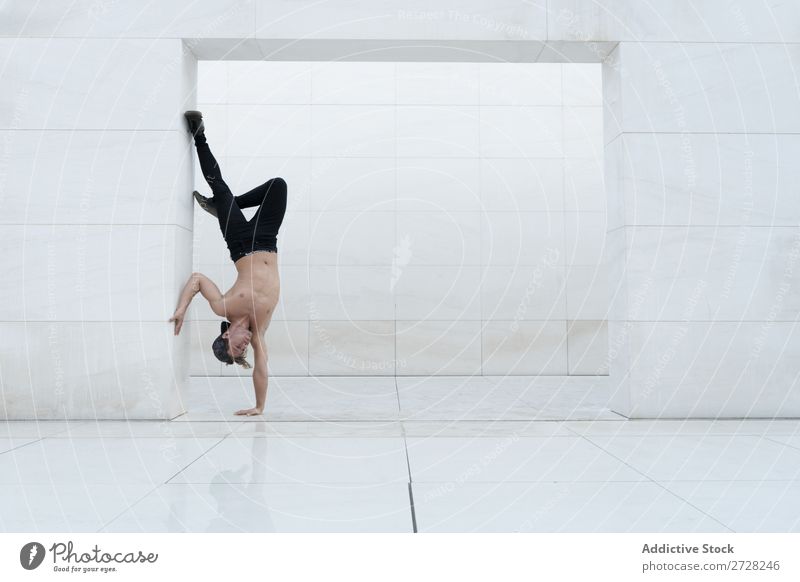 Mann im Handstand im Inneren akrobatisch Gleichgewicht sportlich Lebensfreude Sport Breakdancer Artist Flexibilität Jugendliche Pose Kraft Studioaufnahme