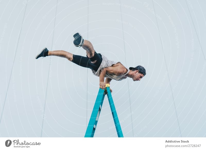 Mann balanciert auf der Leiter Gleichgewicht Handstand akrobatisch sportlich Sport Breakdancer Körperhaltung Artist Flexibilität Jugendliche Pose Kraft Aerobic