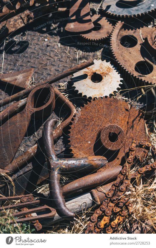 Metallmaschinenteile und -werkzeuge Hintergrundbild Werkzeuge kaputt Schaden Eisen alt Produktion Verlassen Verwesung Rost Mechanismus Stahl Industrie