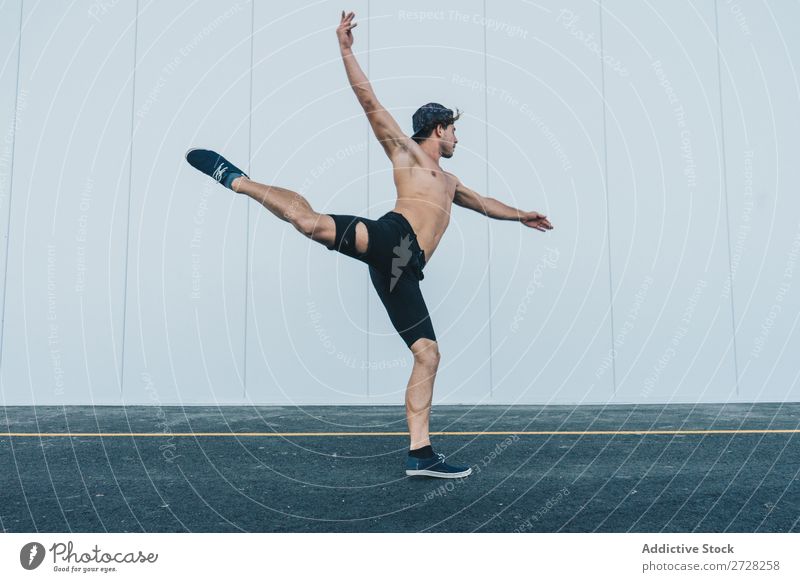 Sportlicher Mann tanzt auf der Straße Tänzer Körperhaltung Stadt Schickimicki elegant Tanzen sportlich Leistung Gleichgewicht muskulös Bein hoch Bewegung