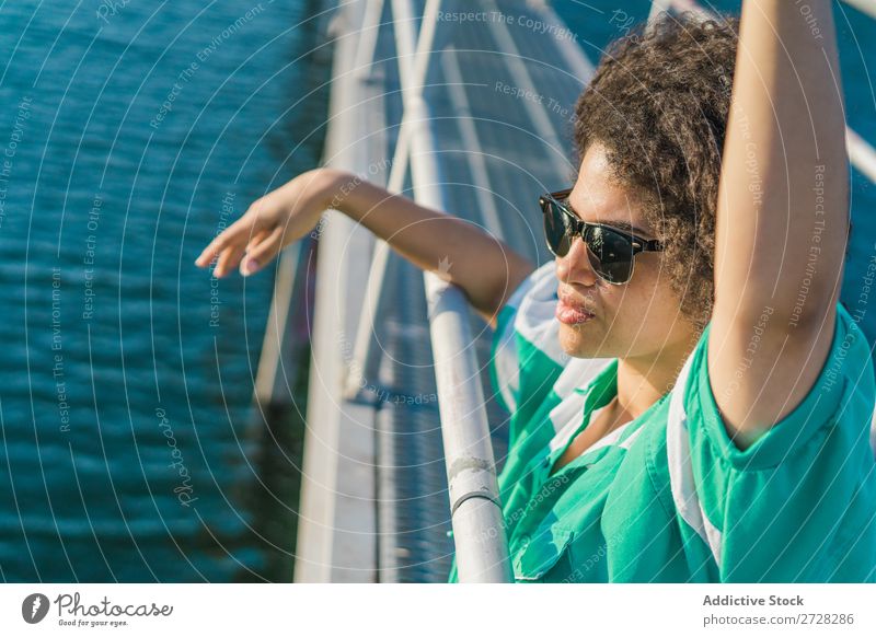 Schöne Frau auf dem Pier Anlegestelle Wasser Natur Jugendliche Sommer schön Meer Himmel Ferien & Urlaub & Reisen Erholung See Freizeit & Hobby Mensch Porträt