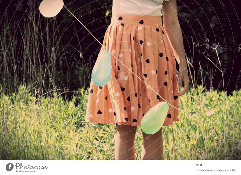 Luftballonleichtes Leben feminin Junge Frau Jugendliche Arme Beine Fuß 1 Mensch 18-30 Jahre Erwachsene Sonne Pflanze Blume Gras Garten Hemd Rock stehen orange