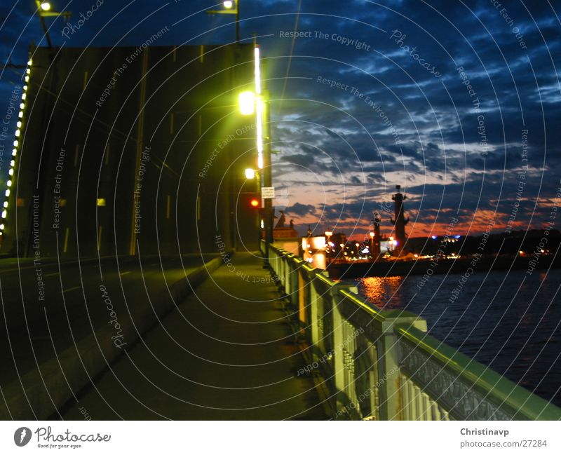 nach Mitternacht Nacht Licht grün Lampe Brücke Himmel Fluss Straße Russland St. Petersburg