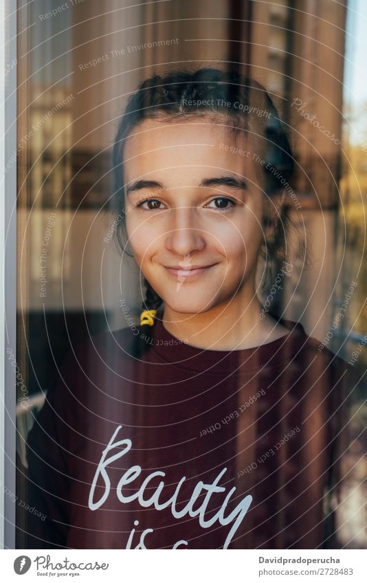 Porträt eines jungen Teenagermädchens, das durch das Fenster schaut. Mädchen Jugendliche Kind vereinzelt Einsamkeit Gesicht Mensch Blick Kaukasier brünett weiß